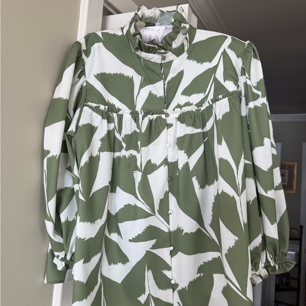 Crosby Green and White Leaf Print Blouse Sz.L